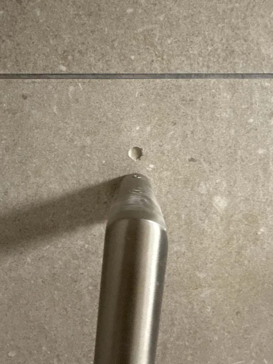 화장실 타일 구멍 메꾸기 — 앵커를 뺀 빈 구멍