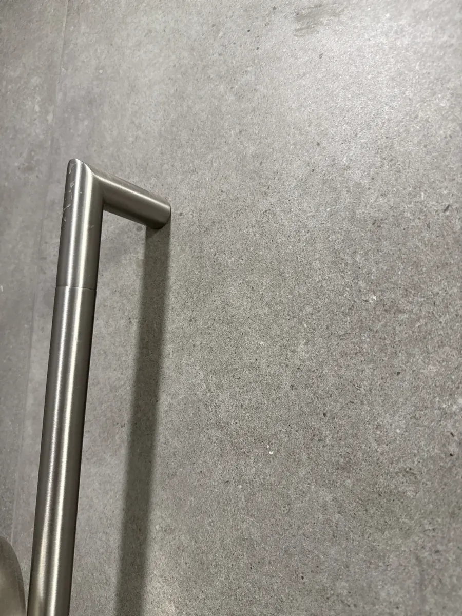 화장실 타일 구멍 메꾸기 — 구멍을 메운 타일