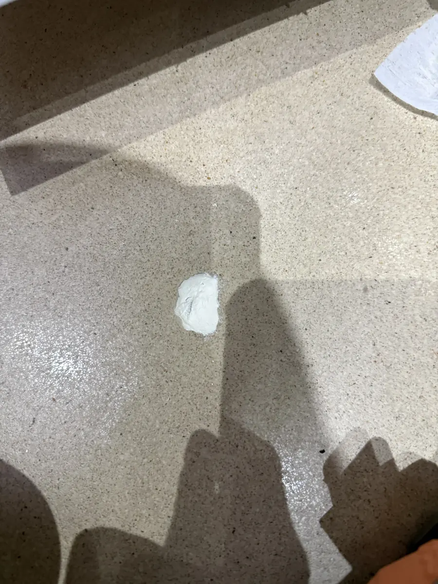 타일 구멍 보수 — 하얗게 메운 구멍