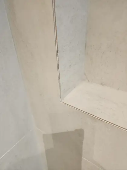 타일 칩 보수 — 복원한 선반 홈 모서리