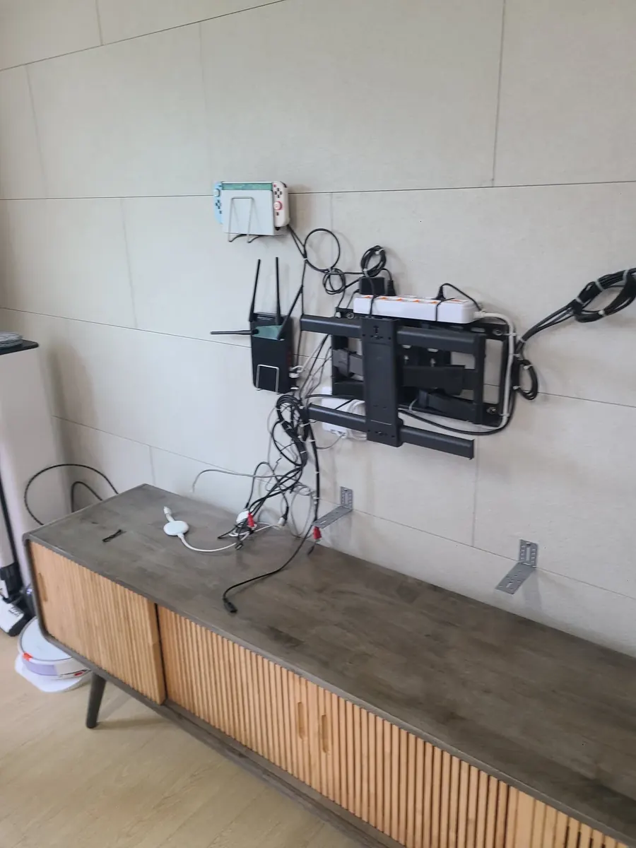 벽걸이 TV 구멍복원 — TV를 내린 뒤 남은 거치대